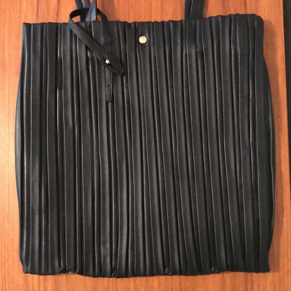 NWT black vegan expandable pleated shoulder bag! - Picture 2 of 11